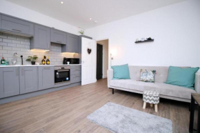 16 North Road Flat 1 by Mia Living Free Parking On Site